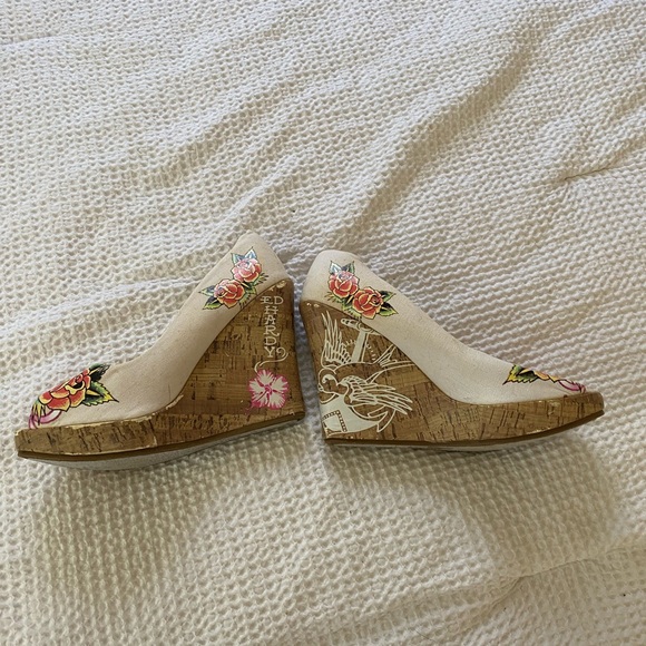 Ed Hardy Platform Wedges Womens 9 Cork Floral Birds Peep Toe Tattoo Slip On Y2K - Picture 4 of 4